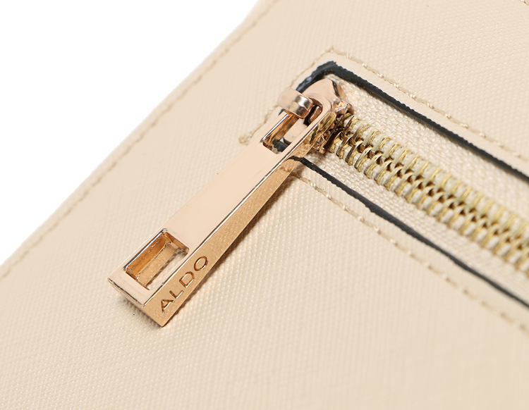 กระเป๋าสตางค์ Aldo กระเป๋าถือ สีครีม แบรนด์เนม Aldo แบรนด์หรูจาก แคนนาดา เนื้อสีครีม มีลายTexture ในตัว ช่องใส่ของใหญ่2ช่อง ช่องเสีบบัตร 2ด้าน