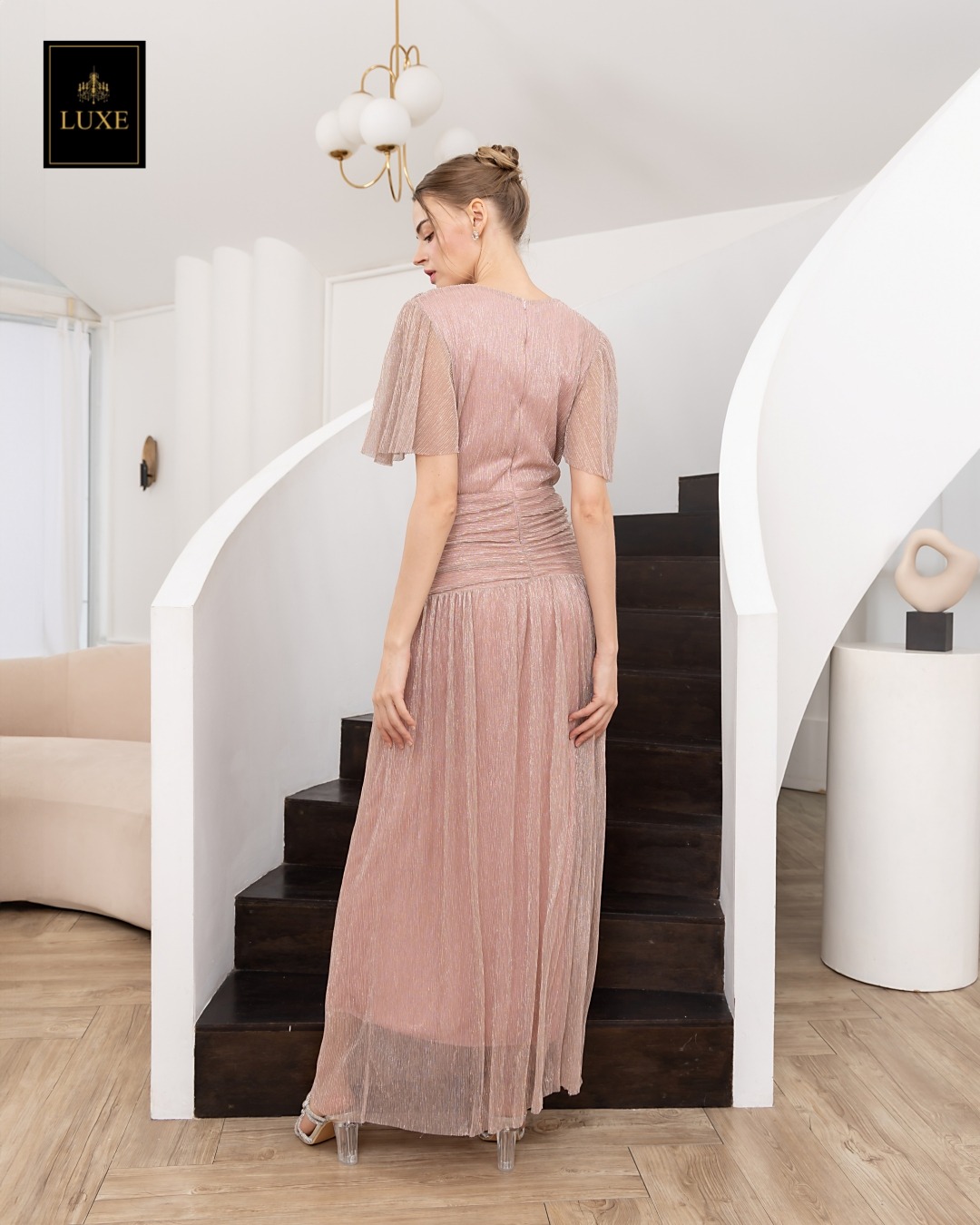 เดรสแฟชั่น แม็กซี่เดรสเสื้อคอวีป้าย แขนระบาย กระโปรงจับเดรปเข้ารูปตรงสะโพก ต่อชายกระโปรงบาน