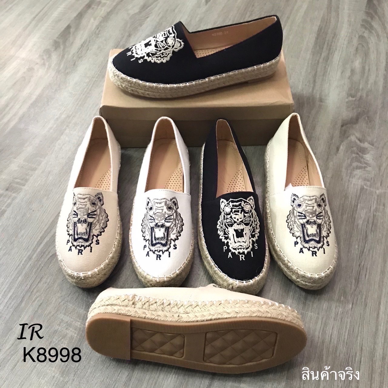 รีพีทแบบขายดี!!! พร้อมส่ง ของขาดไปหลายเดือน มาแล้วนะคะ หายากมาก ผ้าแคนวาสยกพื้นปักหน้าเสืองานสวยเป๊ะ พื้นนวมนิ่ม พื้นหนา 1 นิ้ว แบบสวยไฮโซ ใส่แล้วคุณจะโดดเด่น จนเพื่อนๆอิจฉาแน่นอน!!!