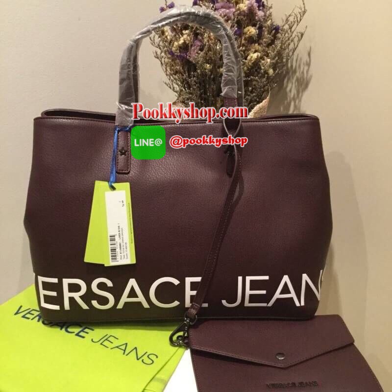 VERSACE JEANS TOTE BAG(VJ) กระเป๋าสะพายจากแบรนด์ดัง วัสดุ PU คุณภาพดี นิ่ม ด้านหน้าตกแต่งด้วยโลโก้แบรนด์สวยโดดเด่น ด้านในโล่งกว้าง มีช่องซิปและช่องใส่ของหลายช่อง ซับในลายแบรนด์ รุ่นนี้มาพร้อมกระเป๋าใบเล็กสำหรับใส่ของจุกจิกอีก1ใบ แยกใช้ได้ สาวๆที่ชอบใบใหญ่