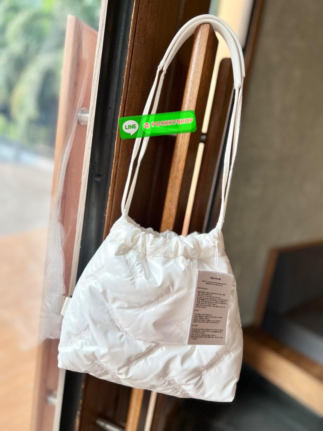 CARLYN TWEE MINI BAG #ไม่มินิตามชื่อจ้าา😘 💌พร้อมส่ง!สวยฉ่ำๆทุกสี ไม่มีไม่ได้แล้วจ้าา📌 ✔️กระเป๋าวัสดุไนล่อนอย่างดี นิ่มฟู ปักลายแบรนด์อันเป็นสัญลักษณ์ของรุ่นทั้งใบสวยงามค่ะ