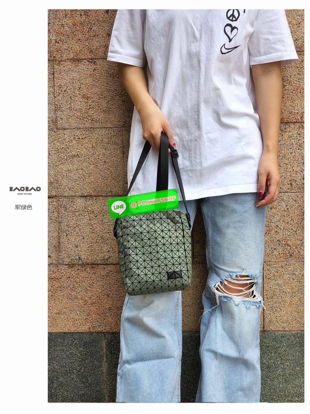 Bao bao issey miyake VOYAGER Shoulder Bag กระเป๋าสะพายข้างใบนี้มีสายสะพายปรับระดับได้ มีซิปเปิดปิดด้านบน และช่องแบบเปิดด้านใน ช่องกระเป๋าด้านนอกปิดด้วยปุ่มแม่เหล็ก มีขนาดที่สะดวกสำหรับเก็บสิ่งของจำเป็นทั้งหมดของคุณ VOYAGER คือเพื่อนร่วมเดินทางที่สมบูรณ์แบ