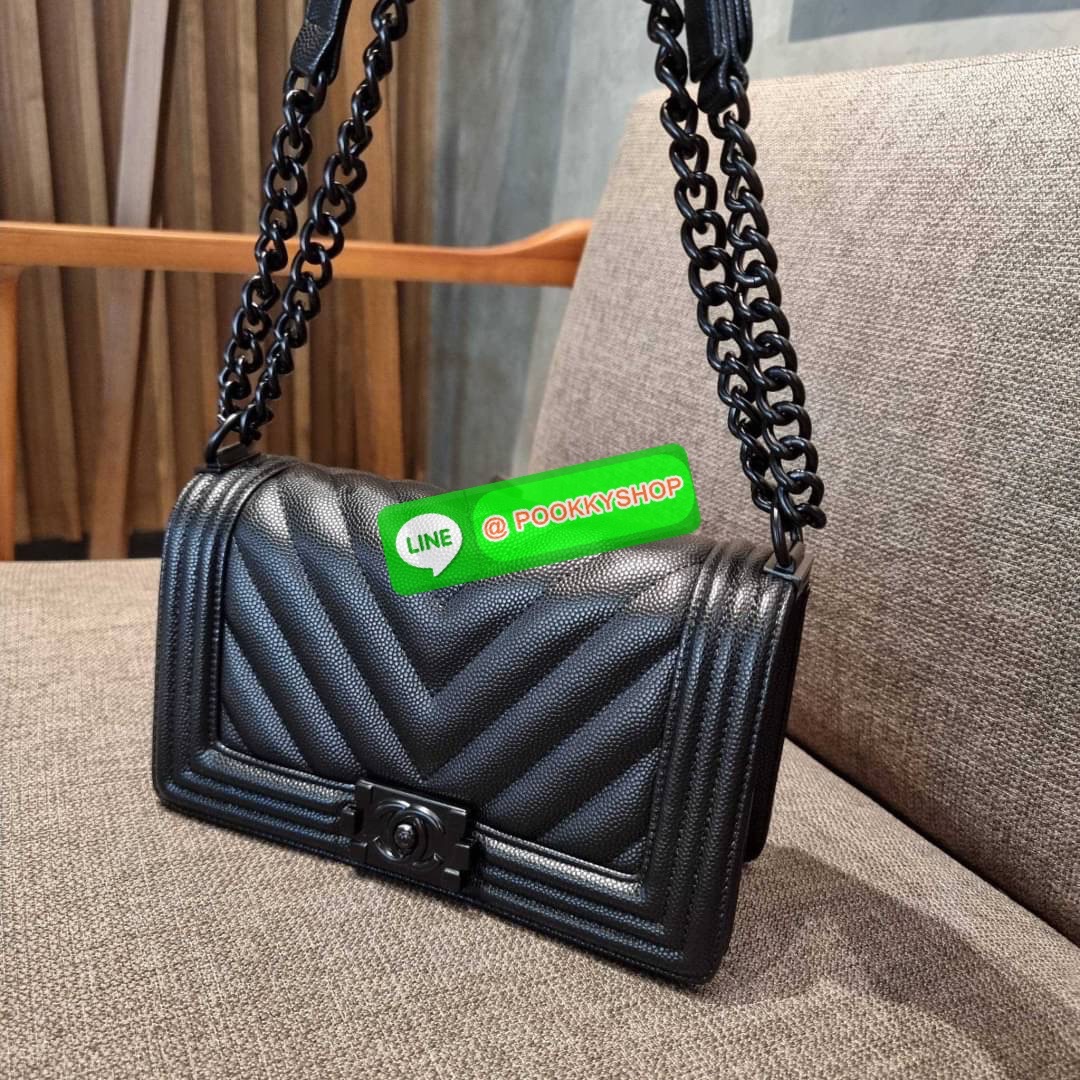 Chanel รุ่นสุดฮอต ดีไซน์อะไหล่ดำ เรียบหรูมากๆ!! วัสดุหนังลายคาร์เวีย ทรงคลาสสิคที่สาวๆห้ามพลาด!! ในราคาสุดจะคุ้มจากเคาน์เตอร์ dutyfree เปิด-ปิดกระเป๋าด้วยตัวล็อค ภายในโล่งกว้าง ไซส์ใหญ่ใส่ของได้เยอะ มีช่องแยกในกระเป๋า มาพร้อมสายสะพายโซ่สลับหนังรองบ่า (ถอด