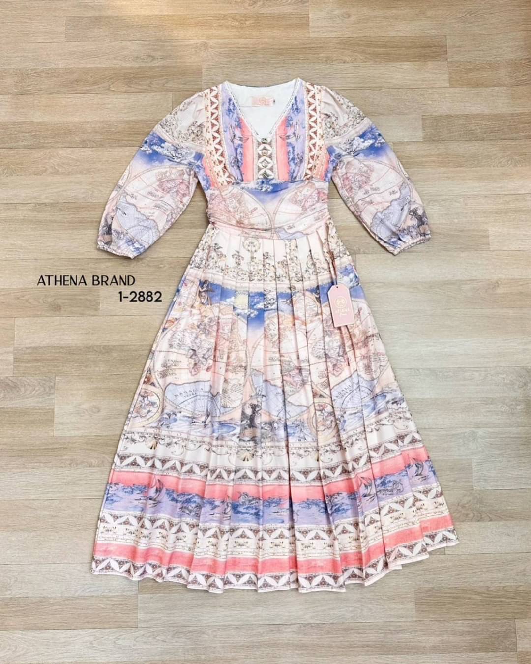 Maxi Dress พิมพ์ลายวินเทจสไตล์มาในโทนสีสุดละมุน ดีไซน์คอวีแขนยาวพองจั๊มพ์ มีกิมมิคตกแต่งกระดุมและลูกไม้หวานๆ ตัวเดรสเย็บจับจีบ มาพร้อมกับซับในและซิปด้านข้าง ผ้าเริ่ด คีพลุคเจ้าหญิงเจ้าใจ ใส่แล้วสบายผิวสุดๆ