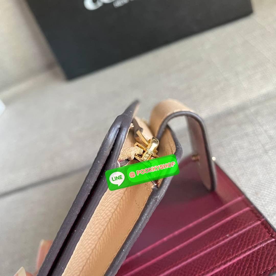 COACH 6390 MEDIUM CORNER ZIP WALLET กระเป๋าสตางค์ใบกลาง สีพื้นเรียบหรู วัสดุcrossgrain ภายในมีช่องใส่บัตรและธนบัตรได้ทุกชนิด มีช่องซิปใส่เหรียญ ขนาดกะทัดรัดพกพาง่าย คนชอบจัดระเบียบกระเป๋าสตางค์แนะนำเลยจ้า
