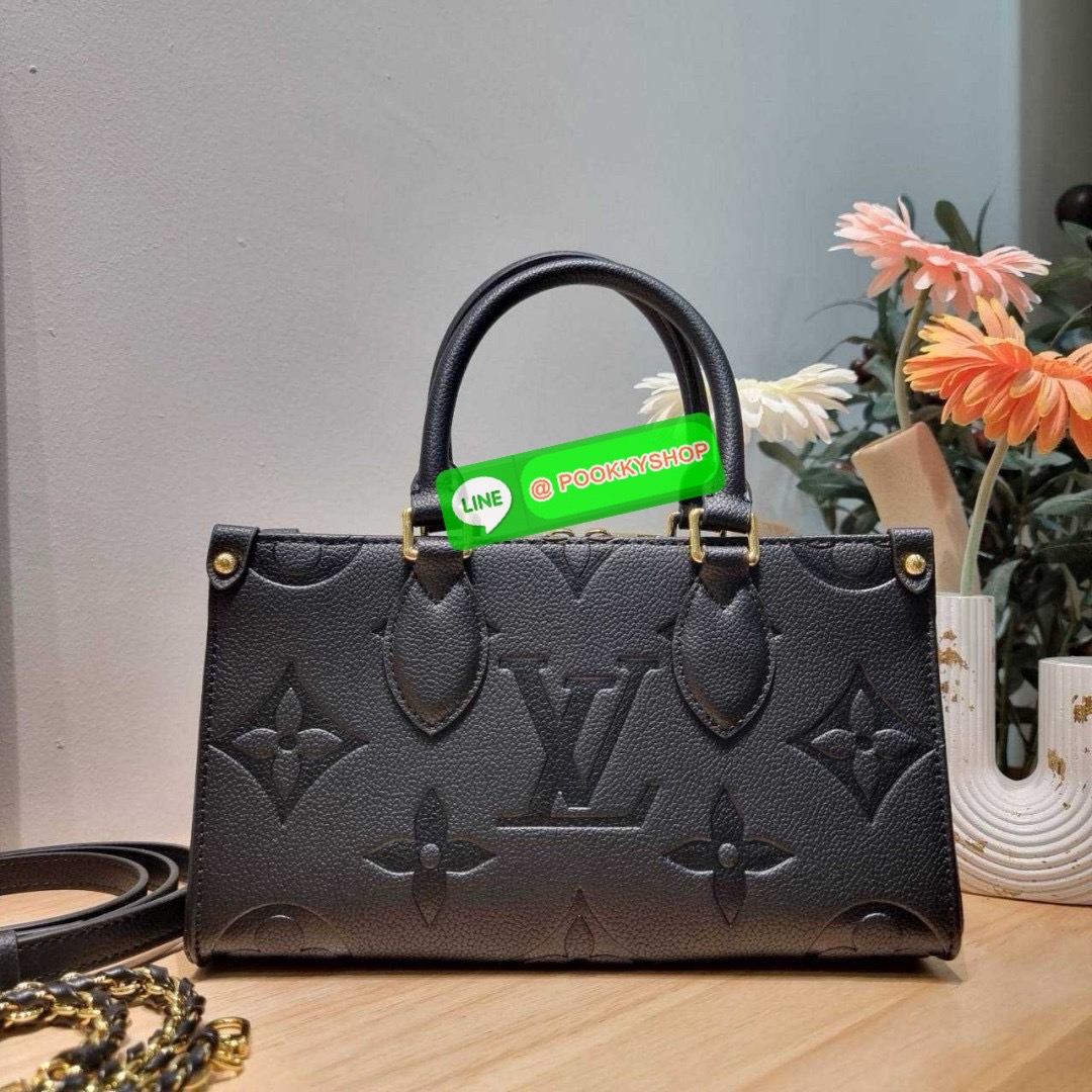 🔆 Model LV on the go east west 🔆 Details ใหม่ล่าสุด ดีไซน์กะทัดรัด กับกระเป๋าทรงโท้ทที่ใครเห็นต้องเป็นคลั่งรัก ยอดฮิต คลาสสิค ผู้ดี หรูหราได้ทุกลุค ทุกสไตล์ มาพร้อมหูจับในตัว คล้องแขน คล้องไหล่ก็ดูแพง หรือจะเกี่ยวสายครอสสะพายข้างก็อัพลุคได