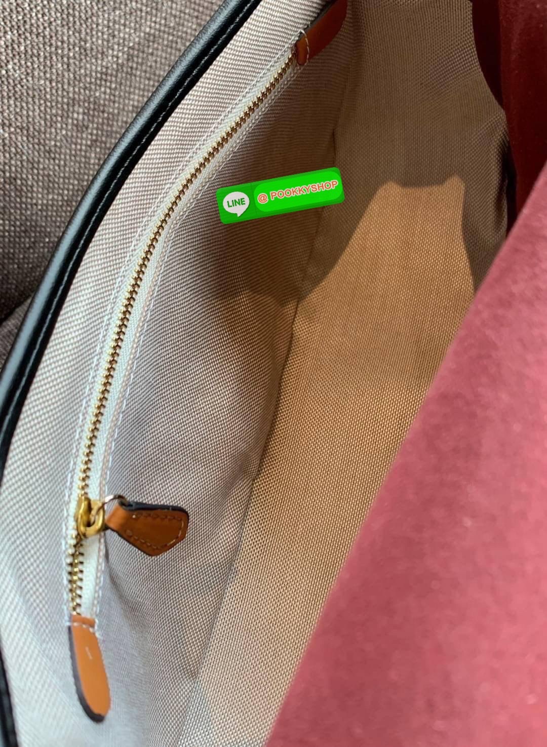 COACH SOFT TABBY SHOULDER BAG ((C4823)) 📣พร้อมส่ง รุ่นฮิต นาทีนี้ที่สาวๆต้องมีค่ะ! สุดคุ้ม! กับกระเป๋าหิ้ว//คล้องไหล่//สะพายข้างได้ หนังแท้เรียบ หรูดูสวยค่ะ เปิดปิดกระเป๋าแบบกระดุมแม่เหล็ก ประดับอะไหล่โลโก้ตัวใหญ่สวยมากๆ ภายในกระเป๋าสามารถใส่กระเป