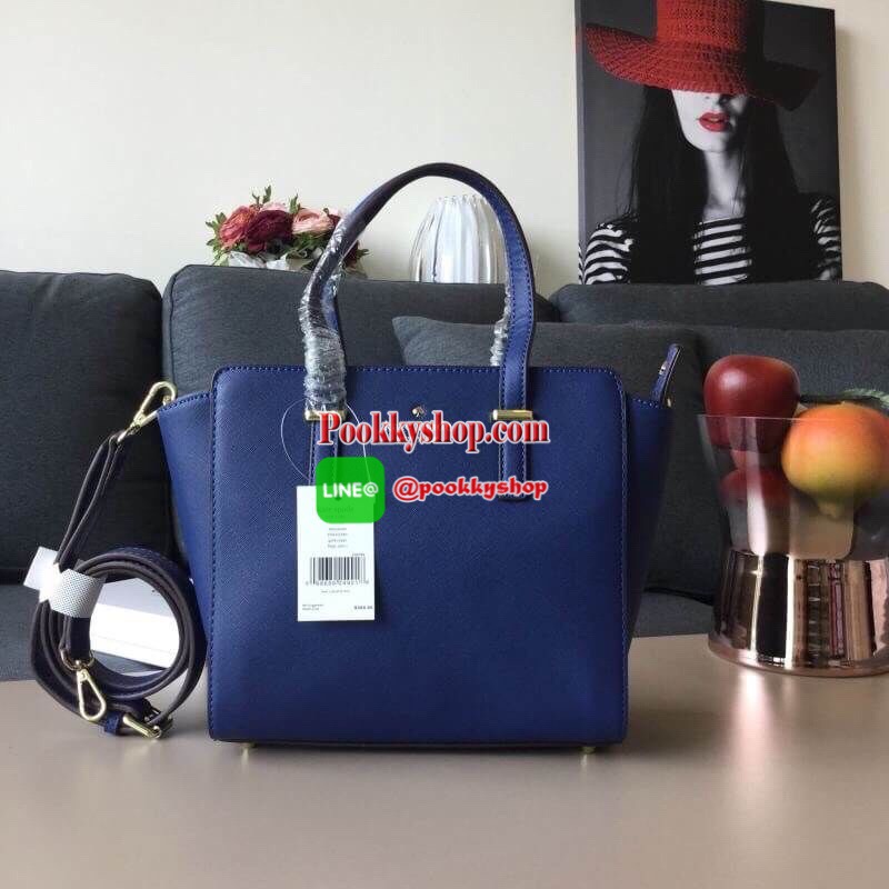 KATE SPADE NEW YORK CEDAR STREET HAYDEN BAG กระเป๋าถือหรือสะพายหนัง Saffiano สวยหรูอยู่ทรงสไตล์ PRADA ด้านหน้าประดับโลโก้แบรนด์สีทองสวยหรู ภายในโล่งกว้าง มีช่องซิปและช่องเล็กสำหรับใส่ของ จะใส่ ipad mini กระเป๋าสตางค์ใบยาวได้หมดค่ะ มีหมุดรองฐานกันรอย 4 มุม