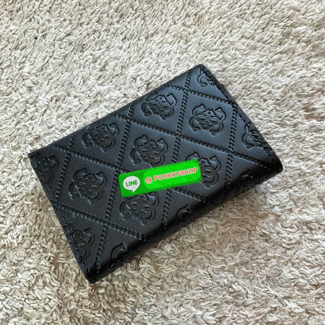 รุ่นใหม่ล่าสุด! GUESS SHORT WALLET กระเป๋าสตางค์ใบสั้นสองตอน วัสดุตัวหนังลายสวยหรูพิมพ์ลายทั้งใบ เปิดปิดด้วยกระดุม ด้านในบุผ้าปั้มแบรนด์มีช่องใส่รูป และใส่บัตรได้อีกหลายช่อง มาพร้อมช่องใส่ธนบัตรหนึ่งช่อง สวยคุ้ม สไตล์มินิ สำหรับคนไม่ชอบพกเงินเยอะ แนะนำใบน