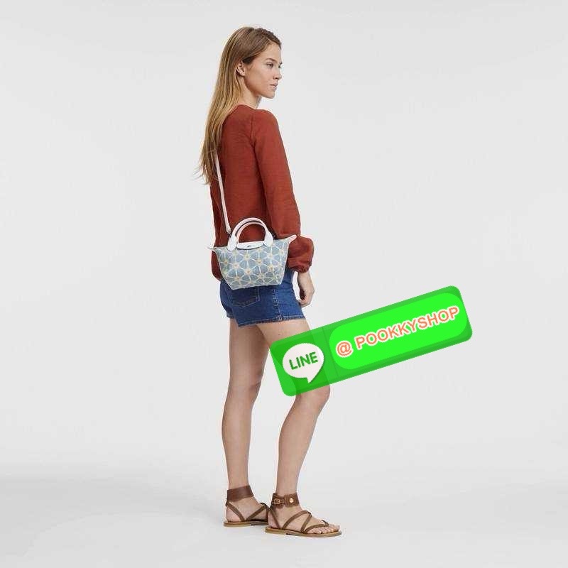 Longchamp le pliage collection XS handbag 🔆 Details น่ารักสดใสรับซัทเมอร์ กับกระเป๋าถือไซส์มินิ ขนาดเล็กพกพาสะดวก โดดเด่นด้วยลวดลายปักบนผ้าโทนสีพาสเทล รูปแบบและสไตล์เป็นเอกลักษณ์ เปิด-ปิดง่ายด้วยซิป มีหูจับถือในตัว และสายสะพายข้างปรับได้ ภายในเป็น