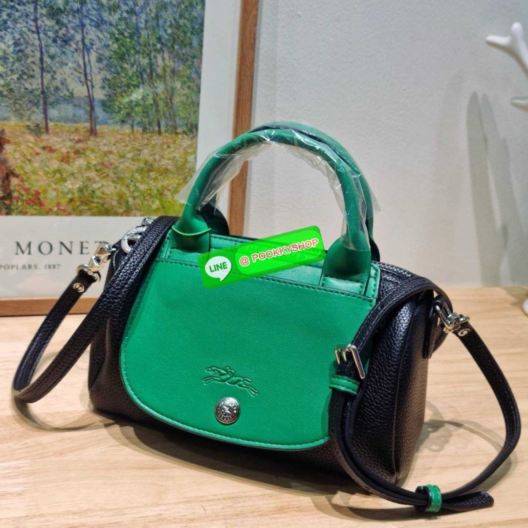 Longchamp le pliage xtra XS leather crossbody bag 🔆 Details มาใหม่! กับกระเป๋าถือ/สะพายรุ่นยอดฮิต ที่มาในดีไซน์ทูโทน โดดเด่นมีกิมมิค น่ารักน่าใช้สุดๆ รูปทรง cylinder ใช้งานง่าย ฝากระเป๋ามีช่องเล็กๆให้ได้ใส่บัตร ใส่ธนบัตรแบบหยิบจับง่ายๆ ช่องหลักเป็