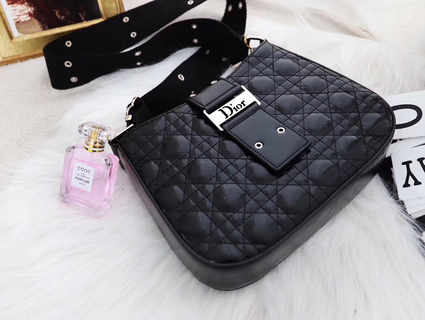 Diorสะพายข้าง วัสดุตัวกระเป๋าทำจากหนังผสมอย่างดี อะหลั่ยสีเงิน ด้านข้างเป็นหนังอย่างดี กระเป๋าเป็นซิปปาก ด้านหลังมีช่องใส่ของ มีเข็มขัดคาด สายยาวเป็นสายแฟชั่นสีดำสามารถปรับระดับได้