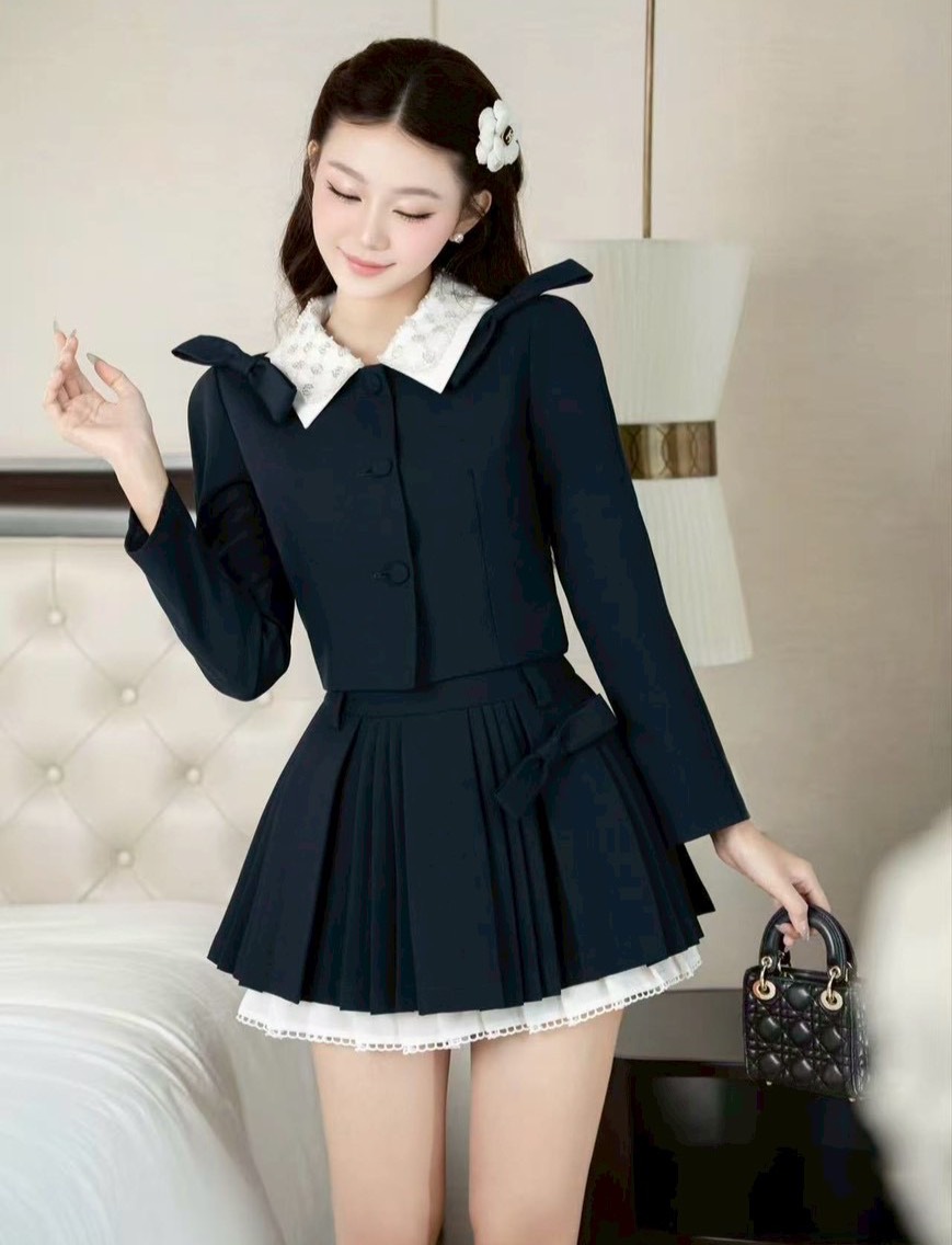 ชุดเซทแฟชั่น เซตสองชิ้นสีกรม คลุมโทนสุภาพ ไหล่มีฟองน้ำเบาๆ ดีเทลปกตัดสีขาวแต่งระบายปักวิ๊ง