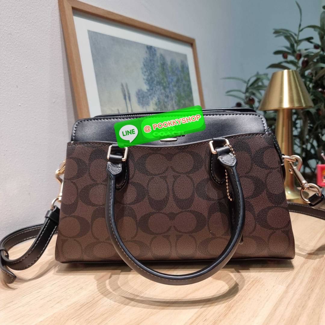 COACH CH503 MINI DARCIE CARRYALL IN BLOCKED SIGNATURE CANVAS คอลเลคชั่นใหม่ กระเป๋าสะพายทรงถัง ไซส์มินิ ดีไซน์ออกมาดูหรูมาก วัสดุหนังแคนวาสเคลือบผิว สวย คลาสสิค มาพร้อมสายสะพายข้างและหูหิ้วในตัว ถอดออกถือคล้องแขนเก๋ๆ หรูๆยังได้ ภายในเป็นช่องโล่ง แบ่งสัดส่