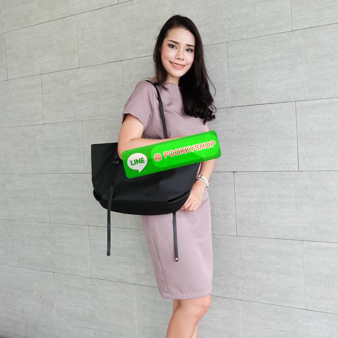 มองหากระเป๋าใบใหญ่แต่น้ำหนักเบาอยู่ไหมคะ ทรงเรียบแต่สวยดูดีมาก ดีไซน์น้อยแต่มาก ใบนี้เป็นสีพื้นที่ดูสวยแพงค่ะ สะพายไหล่แล้วดูเพรียวบาง วัสดุไนล่อน reflect เล่นแสงเงา กับรุ่น นอริส (Noris) ด้านในบุผ้าโพลีเอสเตอร์อย่างดี งานเย็บปราณีตมากค่ะใบนี้ มาพร้อมกระเ