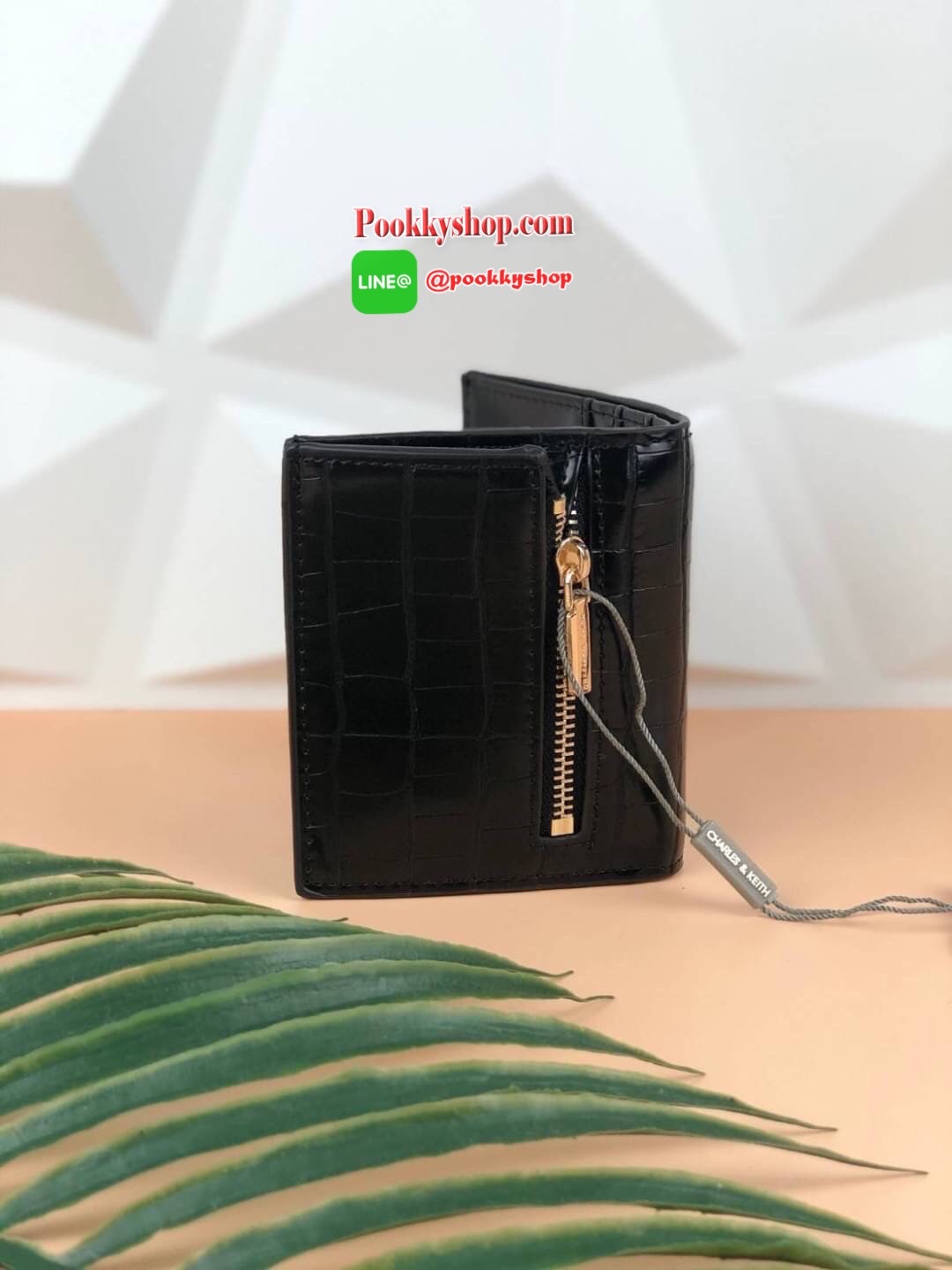 CHARLES & KEITH CROC-EFFECT SMALL WALLET กระเป๋าเงินใบสั้น วัสดุหนังพิมพ์ลายจรเข้ (สีมัลติหนังเรียบ) ด้านหลังมีช่องซิปใส่เหรียญ รุ่นนี้เปิดปิดแบบกระดุม ด้านในมีช่องใส่บัตรได้ 6 ใบ และช่องใส่ธนบัตรได้ตามยาว ไม่ต้องพับแบงค์เลยค่า น่ารัก ใบประทัดรัด ห้ามพลาด