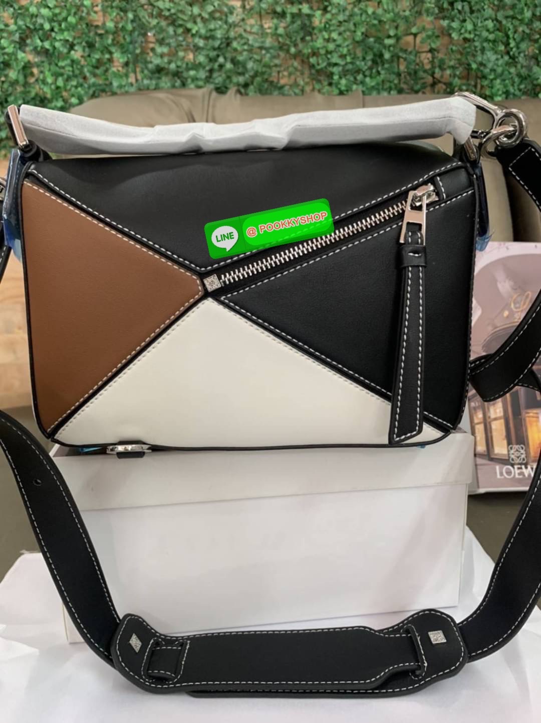 NEW IN! LOEWE CROSSBODY BAG VIP GIFT WITH PURCHASE (GWP) กระเป๋าถือหรือสะพาย Limited Edition จาก LOEWE PERFUME DUTYFREE COUNTER วัสดุ Leather Calfski หนังแท้ (หนังวัว) งานสวยตั้งอยู่ทรง สีสันสดใสทูโน ขนาดกำลังดี น้ำหนักเบา อะไหล่เงิน