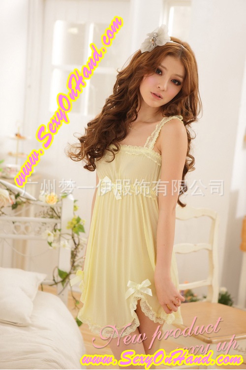 ชุดนอน คุณหนู ขุดนอนกระโปรง ชุดนอนสายเดี่ยวแฟชั่น สีเหลืองอ่อน เนื้อผ้ายืด Cottonผสม สเปนเด็กซ์ (Spandex) อย่างดี แบบชุดน่ารัก ใสๆหวานๆ แต่งเว้าชายพร้อมติดขอบระบาย เนื้อผ้ามีน้ำหนัก ทิ้งตัว นุ่มลื่น สวมใส่เย็นสบาย แบบชุดคุณหนูลุคหวานมากๆเลยคะ