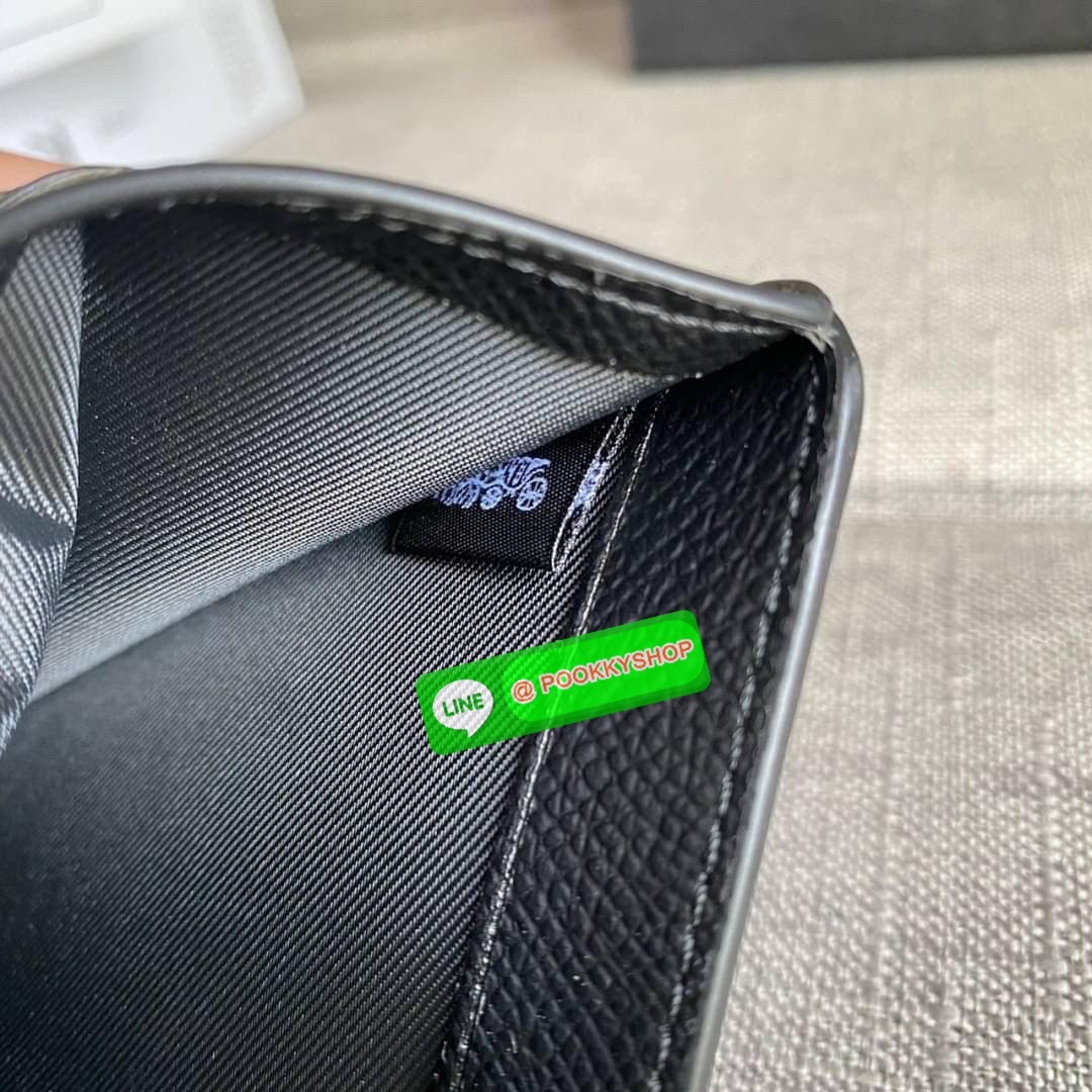 COACH 6390 MEDIUM CORNER ZIP WALLET กระเป๋าสตางค์ใบกลาง สีพื้นเรียบหรู วัสดุcrossgrain ภายในมีช่องใส่บัตรและธนบัตรได้ทุกชนิด มีช่องซิปใส่เหรียญ ขนาดกะทัดรัดพกพาง่าย คนชอบจัดระเบียบกระเป๋าสตางค์แนะนำเลยจ้า