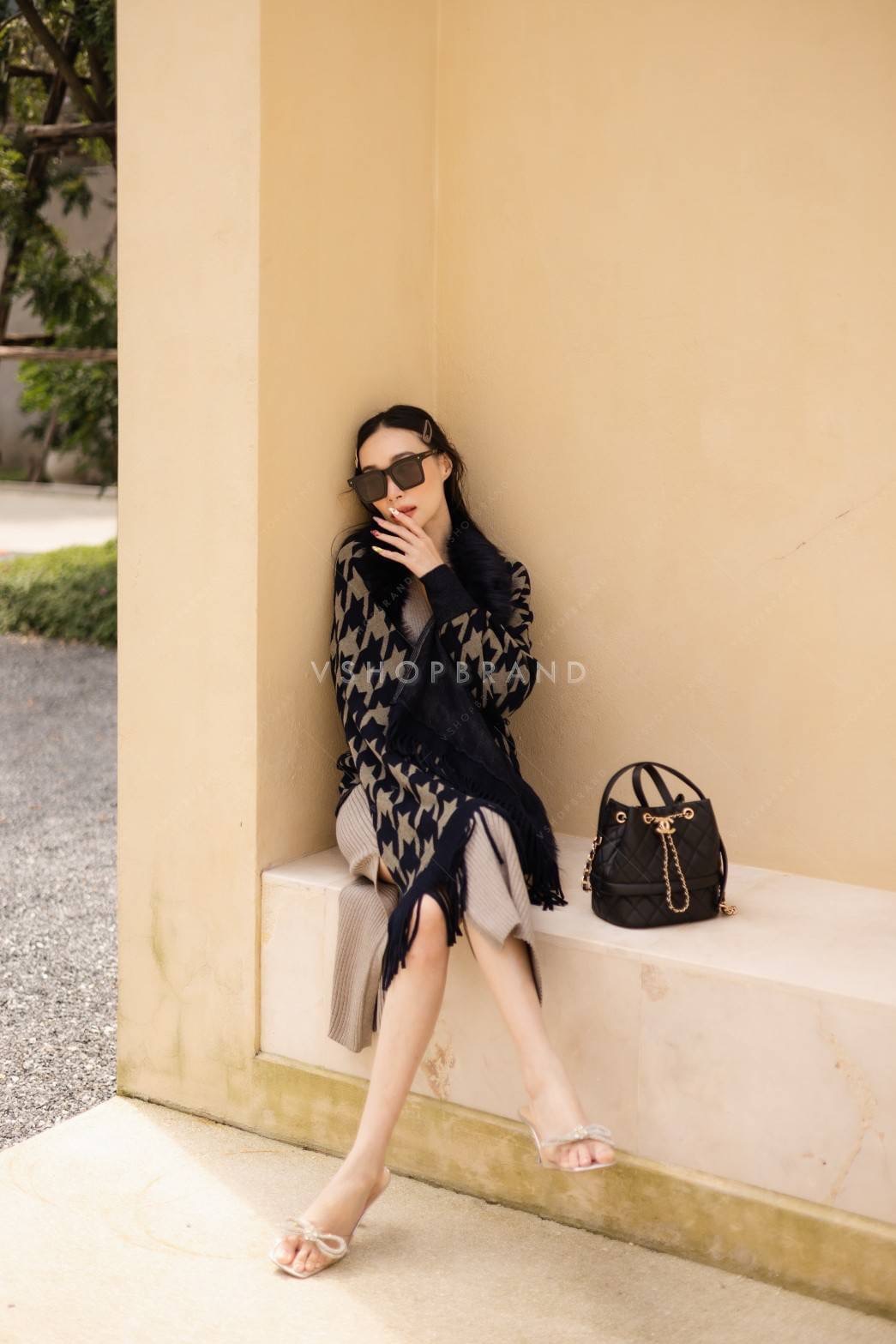 เสื้อคลุมแขนยาวลายชิโน แต่งขนเฟอช่วงคอ ช่วงปลายแต่งพู่ งานสวยแพงให้ลุคมาดามสาวท่านหนึ่ง ผ้าคลุมนิ่มเวอร์ ใส่สบาย รีบจับจองเป็นเจ้าของได้เลยจร้า