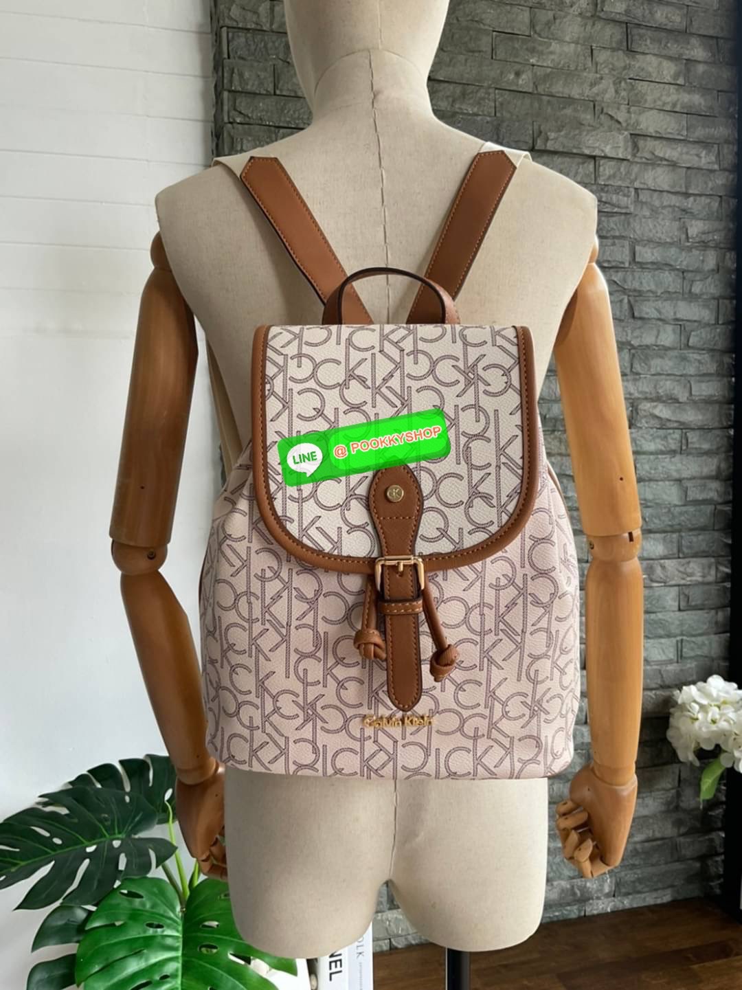 Calvin Klein Monogram Backpack Must Have!! 💕เป็นอีกหนึ่งรุ่นของมันต้องมี สวยหรูดูแพงมาก สำหรับรุ่นนี้ และมีฟังชั่นช่องการใช้งานที่น่าใช้ที่สุด!!! 💕 กระเป๋าสะพายเป้รุ่นใหม่ชนช้อป รุ่นยอดนิยม วัสดุ PVC คุณภาพดี หนังนิ่มสวย ฐานกระเป๋าแข็ง ตั้