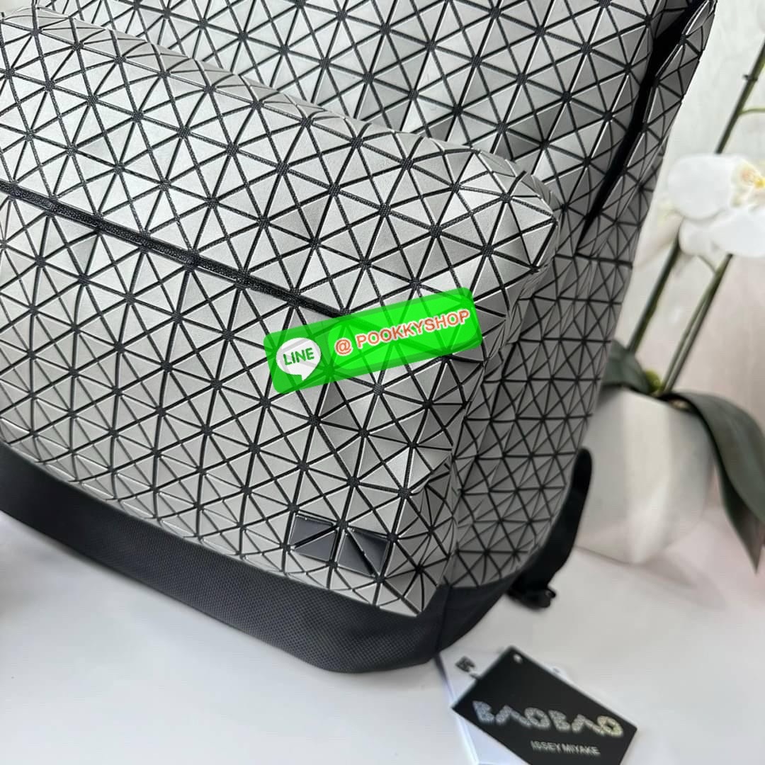 BAO BAO ISSEY MIYAKE KURO DAYPACK BACKPACK 🔖กระเป๋าเป้รุ่นฮอตทรงเรขาคณิตที่สุดในญี่ปุ่น KURO ภาษาญี่ปุ่นคือมาความเก๋ไก๋ เป็นกระเป๋าเป้ที่น้ำหนักแต่สามารถรับน้ำหนักได้ดี 🔖วัสดุ โพลียูรีเทน(Polyurethane) น้ำหนักเบา มีความแข็งแรง 🔖เปิ