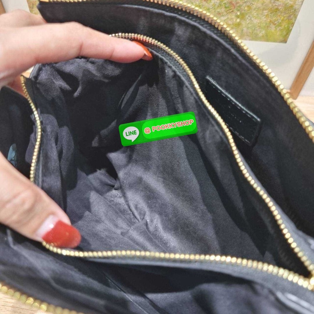 LV coussin pm bag 🔆 Details กระเป๋าสะพายกึ่งคลัชท์ สุดล้ำ ดีไซน์ใหม่ สีลิมิเต็ด ล่าสุดจากเคาน์เตอร์ duty free มาแรงมาก ด้วยความสวยปังตั้งแต่แรกเห็น มาพร้อมสาย 2 เส้น สวยลัคชูแบบสับๆ มีสายโซ่ที่มีดีเทลละเอียดไม่ซ้ำ และสายสปอร์ตครอสบอดี้ ที่จะคล้องไ