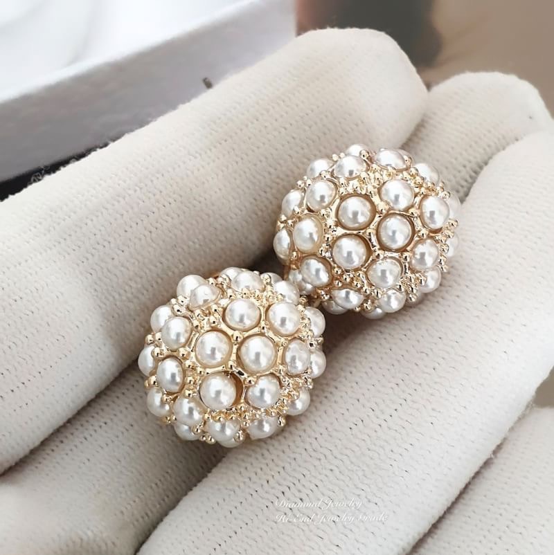 Super Hi-End Quality !!!! ((งาน 1:1 เหมือนในช็อปมากที่สุดในท้องตลาด)) Fendi Earring ต่างหู Fendi งาน 1:1 เหมือนของแท้เป๊ะๆค่ะ ตัวเรือนสีทอง รับรองงานสวยมากกกกก ดูหรู ดูผู้ดีสุดๆ งานดี ตัวเรือนคุณภาพดีมากๆมากๆคะรับประกันความพอใจเลยค่ะ ตัวเรือนสีทองเงา ไฮโซ