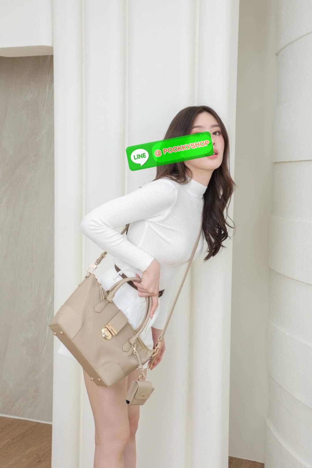 คอลเลคชั่นใหม่ รุ่นขายดี KEEP ‘ Phony bag ‘ อีกรุ่นที่ ถูกถามเข้ามาเยอะที่สุด เป็นกระเป๋า size กลางๆที่ ดีไซน์ให้ออกมาเรียบ หรู หยิบมาใช้งานได้ในทุกๆ วัน