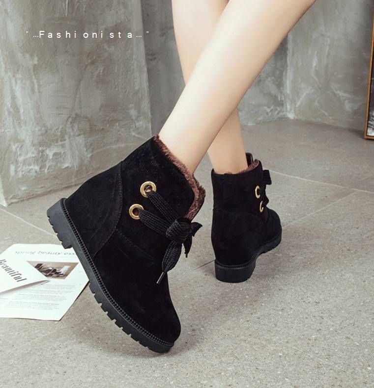 Restock!! สินค้าขายดี งานคุณภาพ แบบชิคๆ พร้อมส่งค่ะ รองเท้าบู้ทนำเข้าสไตล์เกาหลี วัสดุหนังกำมะหยี่เนื้อหนา ด้านในบุขนมิ้งเนื้อฟูนุ่มมากก พื้นรองเท้าเป็นยางเดินไม่ลื่น เสริมส้นซ่อนด้านในอัพเรียวขา 2.5" แต่งสายร้อยเชือกหน้า งานตอกตาไก่อย่างดี แมชชุดดูน