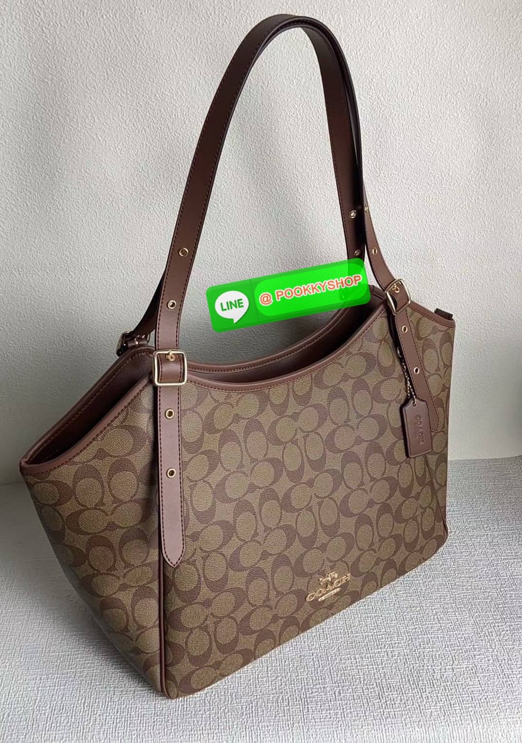 รุ่น: Coach CM076 – Gallery Tote In Signature Canvas • รายละเอียด: กระเป๋าทรง Tote รุ่น Gallery ลาย Signature Canvas คลาสสิก ตัดขอบหนังแท้สีดำเข้ม สายสะพายคู่ปรับระดับได้ ภายในกว้าง ใส่ของทำงานหรือเรียนได้สบาย มีช่องซิปหลัก 1 ช่อง และช่องเสริมด้านในอีกหลา