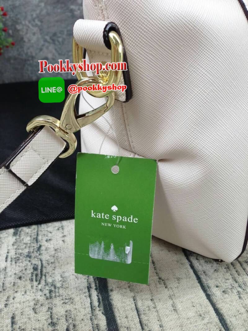 KATE SPADE NEW YORK กระเป๋าถือหรือสะพาย หนัง safiano ทรงพัดหูยาว เปิดปิดด้วยซิปสะดวกใช้ หูหิ้ว สามารถปรับความยาวได้ 3 ระดับ สามารถสะพายไหล่ได้เลยค่ะ ภายในบุผ้าลายแบรนด์ มีช่องด้านใน ใส่ของจุกจิก และช่องใส่ซิป มาพร้อมสายสะพายยาวปรับด้ 5 ระดับ สามารถสะพายไห