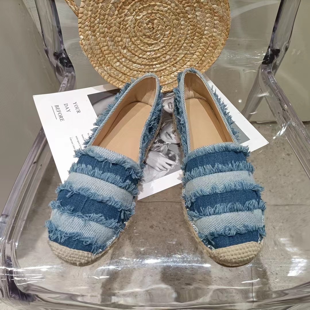 พร้อมส่งคะ Slip on shoe งาน slip on signature ของทางร้าน ผ้ายีนเกร๋ๆ สวยยืน1 🥇มาแล้วจ้า ทรงสวยอย่างดี งานเกร๋เรียบหรูดูแพง ตัวนี้ห้ามพลาดใส่สบายจะแมตช์กับกางเกง👖หรือกระโปรง👗ก็ได้ค่ะ แม่ค้าคอนเฟริม ห้ามพลาดเลยจ้าตัวนี้แนะนำ อย่าช้าร