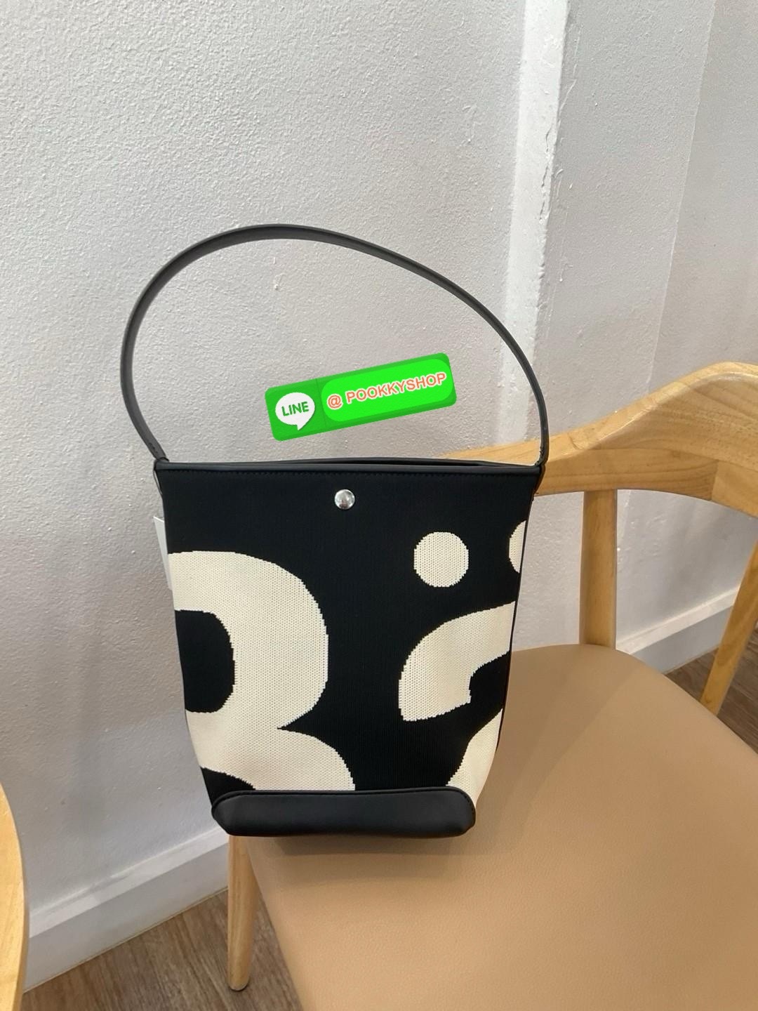 เข้าแล้วค่ะ! กับ Rally movement กระเป๋าทรงถังยอดฮิตที่สุดในปี 2024 ยอดจองคือถล่มโซเชียล จัดให้ในราคาน่ารัก ด้านในกว้างขวาง แข็งแรง สามารถใส่ไอแพด ใส่สมุดได้ #รุ่นนี้ทุกคนต้องมีจริงๆ ตัวกระเป๋างานเนี้ยบเป๊ะ มาพร้อมป้ายห้อยครบ สุดปัง พร้อมส่งวันนี้แล้ว2สี จ