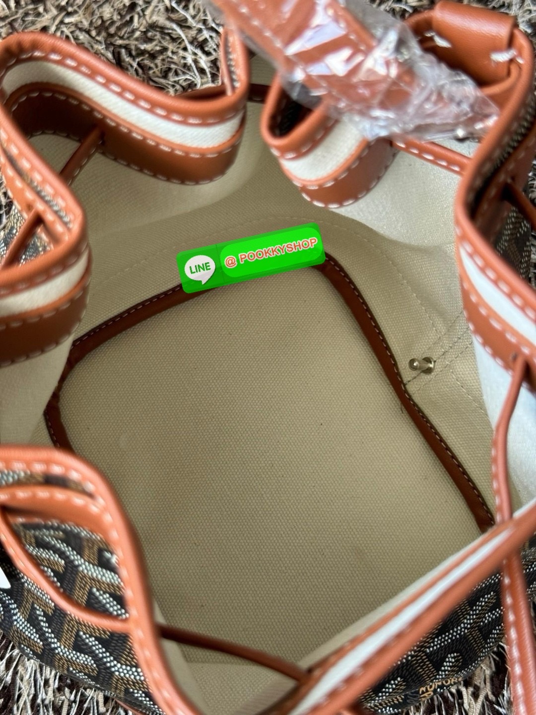 GOYARD PETIT FLOT BUCKET BAG กระเป๋าทรงถังรุ่น Petit Flot เป็น re-issue ของรุ่นดั้งเดิม ด้วยรูปทรงที่ถูกออกแบบมาอย่างสวยงาม ลงตัว เข้ากับทุกการแต่งตัว รวมถึงทันกระแสแฟชั่นทุกยุคทุกสมัย ภายในกว้างจึงสามารถบรรจุสิ่งของได้เยอะจุใจและเก็บของต่าง ๆ ได้อย่างปลอ