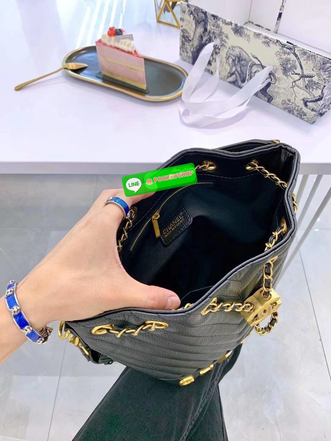 CHANEL Bucket Bag กระเป๋าสะพายทรงบัคเก็ตรุ่นลิมิเต็ด มี 2 แบบให้เลือก หนังเย็บลายตารางและลายริ้ว ตกแต่งโลโก้แบรนด์สวยหรูโดดเด่น ภายในโล่งกว้าง จุของได้เยอะ มาพร้อมสายคล้องไหล่ และสายสะพาย crossbody คุ้มค่ามากๆ ใบนี้งานจริงคือสวย สะพายไปคาเฟ่ชิคๆ ถ่ายรูปสว