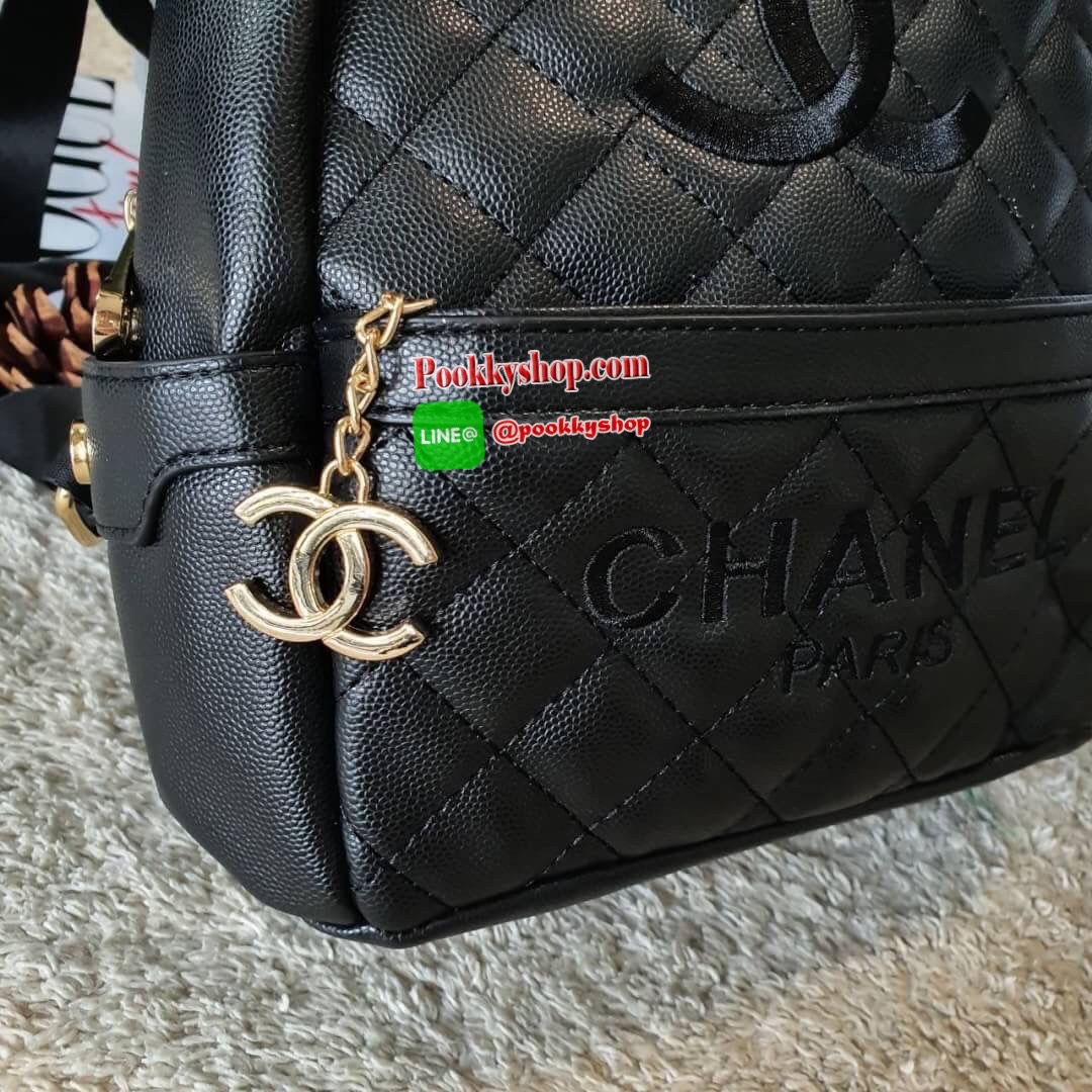 NEW ARRIVAL!! CHANEL CAVIER BACKPACK VIP GIFT BAG จากเคาร์เตอร์ต่างประเทศ วัสดุหนังพียูพรีเมี่ยมลายคาเวียร์ คุณภาพดี แข็งแรง ทนทาน กันน้ำได้ ขนาดไซส์เอ็ม กำลังน่ารัก ด้านหน้ามีช่องซิปใส่ของ เปิดปิดด้วยที่ห้อยซิป CC แบรนด์ ด้านในช่องใหญ่บุด้วยผ้าซับใน มีช่