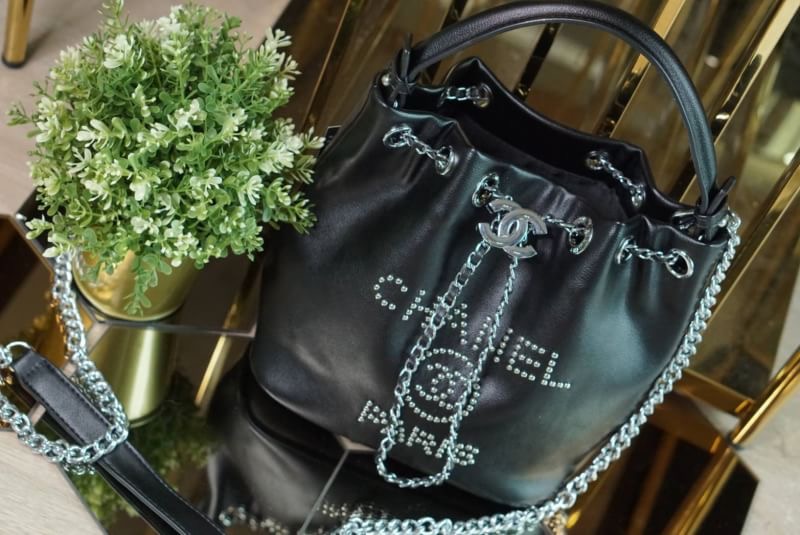 Chanel deauville studded logo bag เข้าอีกรอบค่า!!! งานสวยหนังเรียบอย่างดี ทรงจีบรูดทรงปรับขนาดได้ ด้านหน้าโลโก้เนียนสวย มีสายคล้องแขน สายสะพายยาวถอดแยกได้ สะพายหรือถือก็ได้ ช่องด้านในโล่งมีซิปเล็กใส่ของได้ งานสวยย 1สี ดำ