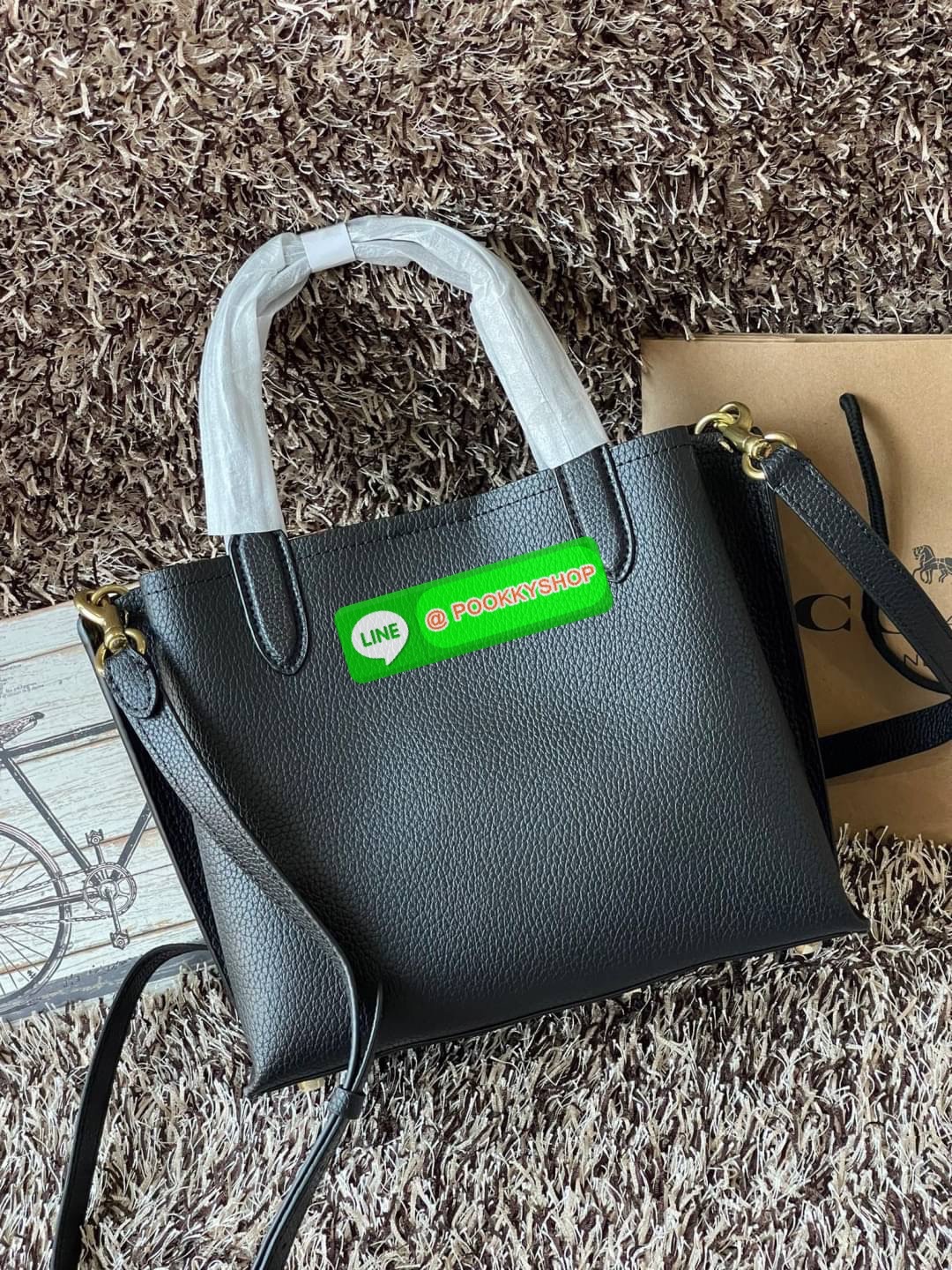 Coach Willow Tote 24 In Signature Canvas หากคุณชื่นชอบกระเป๋า Tote แล้วล่ะก็ เราเชื่อว่ากระเป๋าใบนี้จะต้องโดนใจคุณอย่างแน่นอน กระเป๋า Coach ด้วยรูปทรงสี่เหลี่ยม อยู่ทรงตั้งสวย การตัดเย็บทำจากหนัง Canvas ขนาดที่พอเหมาะ เมื่อถือแล้ว ไม่ทำให้ดูใหญ่เทอะทะจนเก