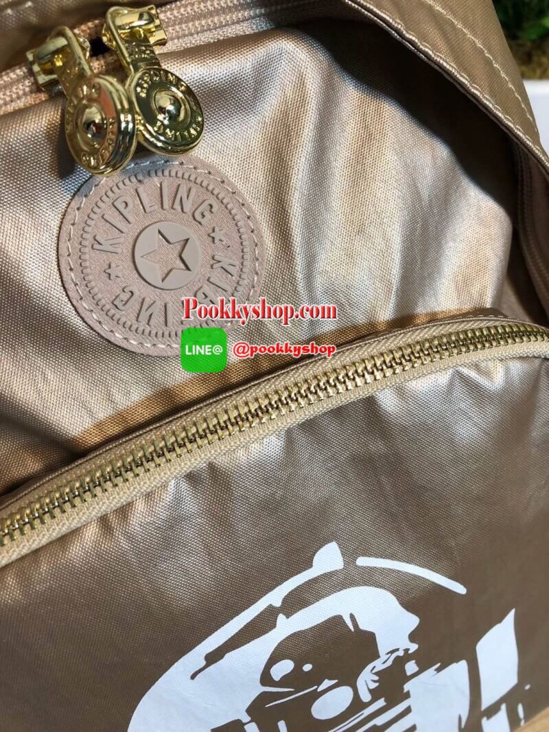 Kipling Disney's Backpack collection สุดน่ารักจากแบรนด์ kipling ขนาดกำลังน่ารักพอเหมาะสำหรับใส่ของระหว่างวัน และช่องจัดเก็บอีกหลากหลายรูปแบบ ดีไซน์สวยนับเป็นอีกหนึ่งกระเป๋าเป้ที่พร้อมให้คุณได้สะพายออกไปข้างนอกได้ทุกวันอย่างมั่นใจ เพราะแมทช์เข้ากับทุก