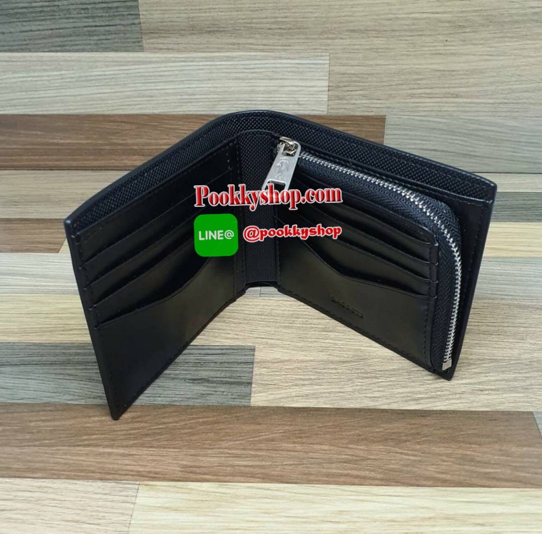 ลาคอส MEN'S CHANTACO LEATHER WALLET กระเป๋าสตางค์คุณภาพดี แบบพับสองตอนสำหรับคุณผู้ชาย มีช่องใส่บัตรถึง 8 ช่อง และช่องใส่ธนบัตรแยกเป็นสัดส่วน มาพร้อมลูกเล่นมีช่องซิปโค้งใส่เหรียญเก๋ๆด้านใน หัวซิปปั๊มแบรนด์ สวยน่าใช้ห้ามพลาดเลยค่า