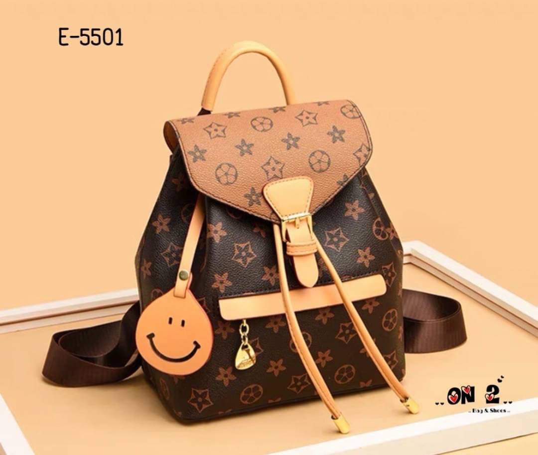 NEW-IN กระเป๋าเป้ทรงขนมจีบ ภูมิใจพรีเซ้น รุ่นใหม่ everyday bag เรียบเกร๋ หนังดี งานสวยค่า จุได้เยอะเลยค่า ใส่มือถือ คสอ.ได้ครบน้า