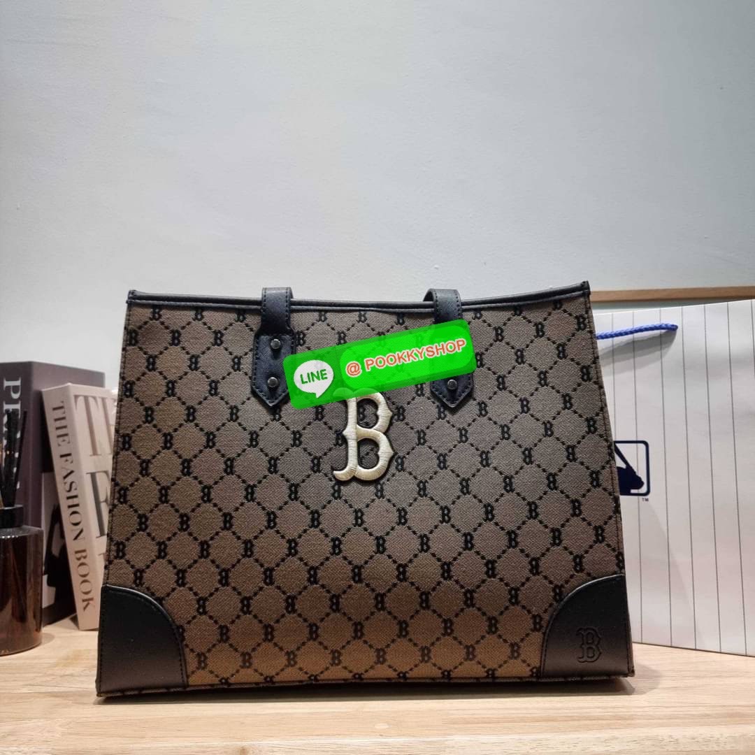 MLB MONOGRAM TOTE BAG กระเป๋าทรงโท้ท ใบใหญ่จุคุ้ม ที่มีกิมมิคไม่เหมือนใคร ด้วยดีไซน์ลวดลายโมโนแกรมเอกลักษณ์ ปั๊มลงบนผ้าแคนวาสและหนัง pu คุณภาพดี สวยคม ปากกระเป๋ามีอะไหล่เกี่ยวกันของหล่นได้ มาพร้อมสายสะพายในตัว ภายในโล่งกว้างมาก ใส่ของสำคัญได้แบบไร้กังวล ห