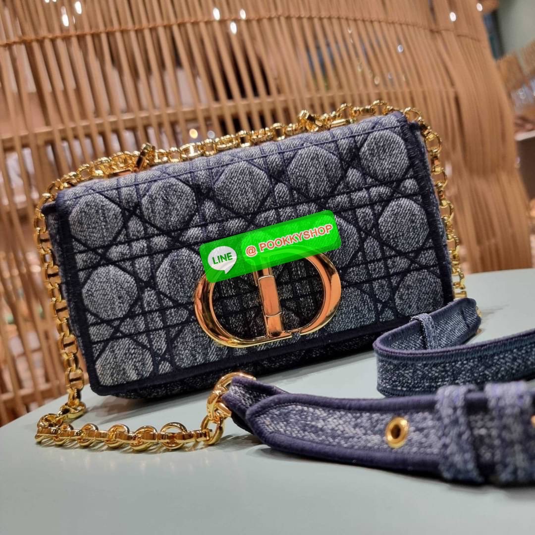 NEW IN CD SMALL CARO SHOULDER BAG กระเป๋าสะพายข้างพรีเมี่ยมกิ๊ฟทรงสวย ดีไซน์ย้อนยุค ที่รอบนี้โดดเด่นเป็นเอกลักษณ์มากๆ ดีไซน์สีเดนิมคลาสสิค เปิด-ปิดด้วยอะไหล่บิดล็อค หรูหรา ใช้งานง่าย วัสดุผ้าเดนิมทนทาน ภายในเป็นช่องโล่ง มีช่องย่อย ด้านหลังก็ยังมีช่องใส่บั