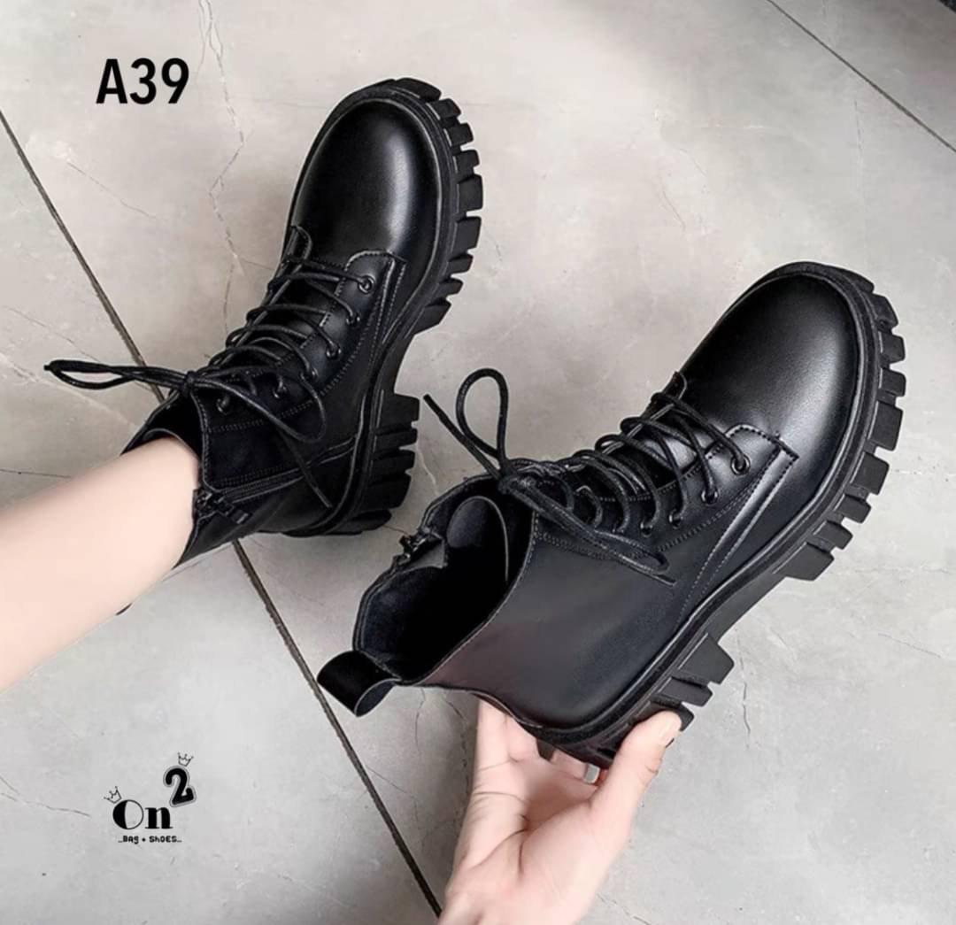 ลุคสนามบินออกบ้านทั้งทีรองเท้าต้องไม่ธรรมดาคร่า บูทเที่ยวเขา แค้มป์ปิ้งเดินป่า เช็คอินรีสอท หรือคาแฟ่สวยๆฟิวเมืองนอกเกร๋ๆ ถ่ายรูปสวยมากกและที่สำคัญบูทคู่นี้สวยแมทช์กับชุดได้ง่ายมากๆค่ะ