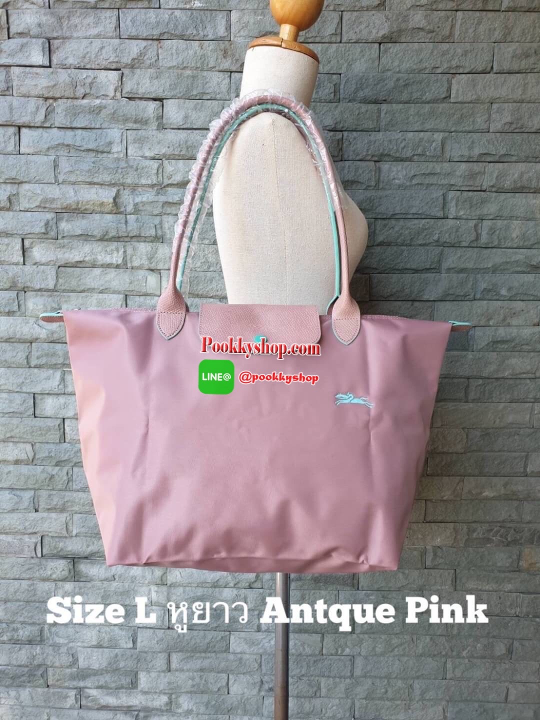 Longchamp Le Pliage Club Tote Bag Size L หูยาว วัสดุเนื้อผ้า Nylon Canvas เคลือบกันนำ้ ตัดด้วยหนังแท้ที่มีน้ำหนักเบา ดีไซน์เรียบง่ายแต่เต็มไปด้วยความคลาสสิก จนเป็นที่ชื่นชอบไปทั่วโลก Longchamp ปรับโฉม LE PLIAGE ด้วยการปักลายรูปม้า-ตราสัญลักษณ์ของแบรนด์บนผ