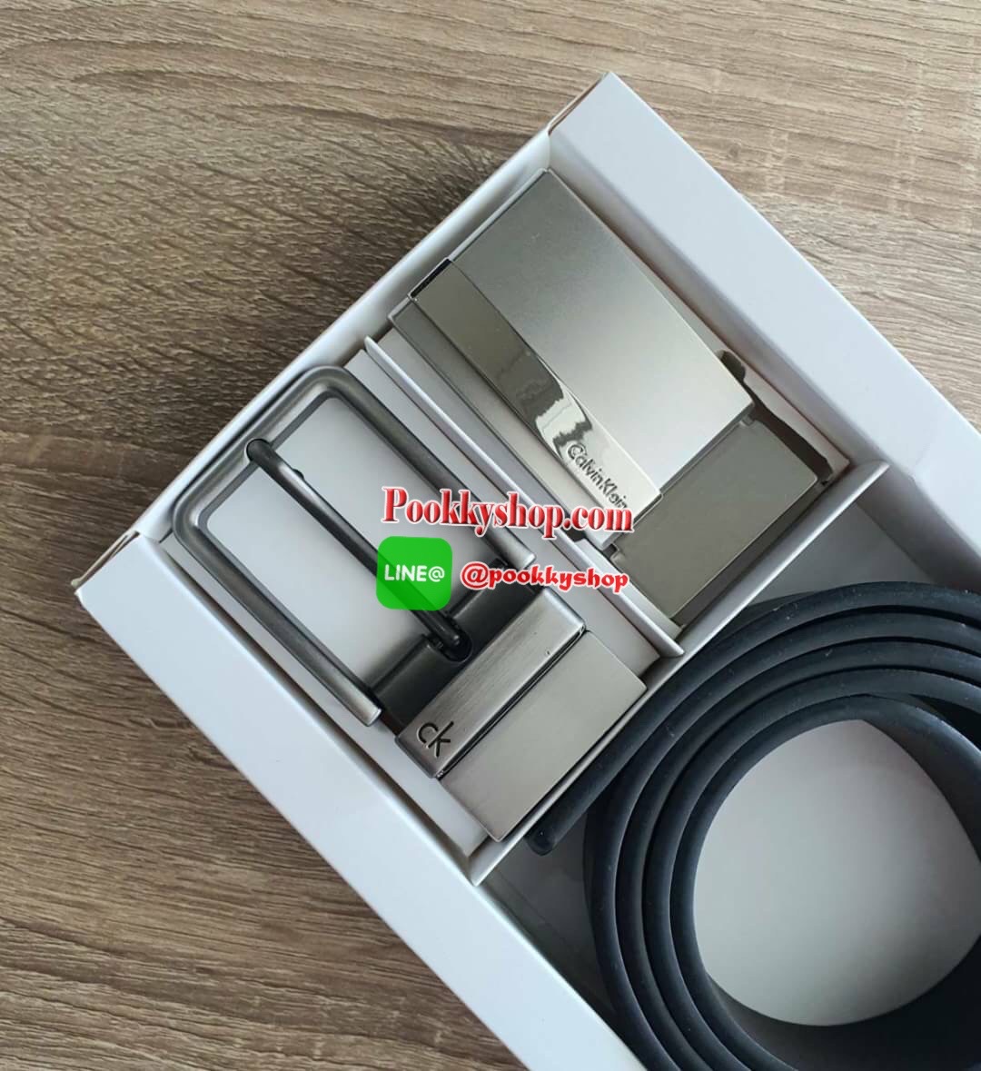 CALVIN KLEIN BELT AND BUCKLE SET เซตเข็มขัดหนังวัวแท้คุณภาพดี ในเซตประกอบด้วย หัวเข็มขัดโลหะ 2 หัว 2 แบบ พร้อมกับเข็มขัดหนังเรียบ 1 เส้นที่สามารถใช้ได้ทั้ง 2 ด้านสีดำสลับน้ำตาล สวยน่าใช้มากๆค่ะ