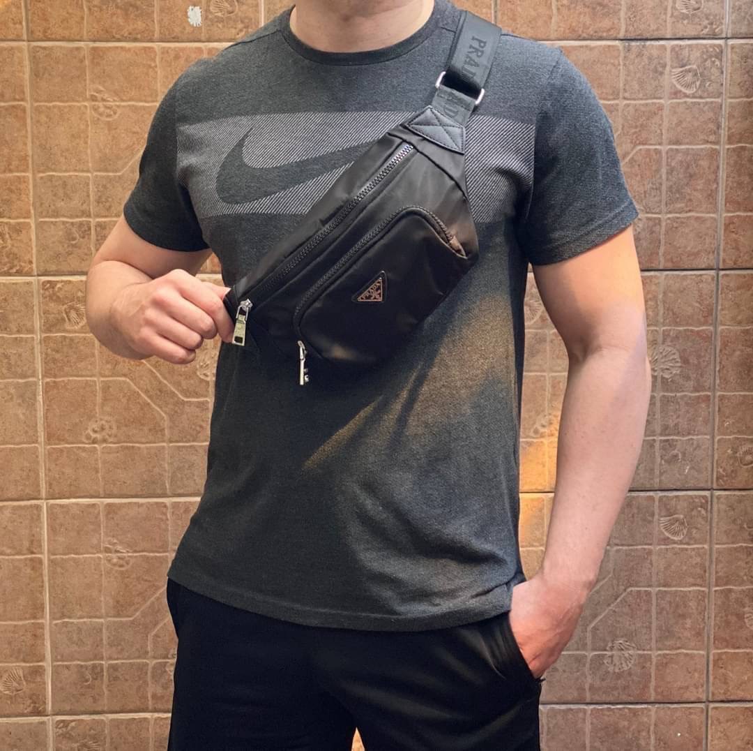 พร้อมส่งค้าา กระเป๋าคาดอก จากแบรนด์ Prada วัสดุทำจากผ้าNylon อย่างหน้า อยู่ทรงสวยเลยคะ ขนาดกะทัดรัด ใส่มือถือ บัตรเครดิต ได้เหลือๆ ด้านหน้ามีช่องซิปแยกให้คะ ด้านในบุผ้าลายแบรนด์อย่างดี มีป้ายโลหะแบรนด์ พร้อมช่องใส่ของแยกอีกด้วยคะ อะไหล่เงินทั้งใบ รุ่นนี้แ