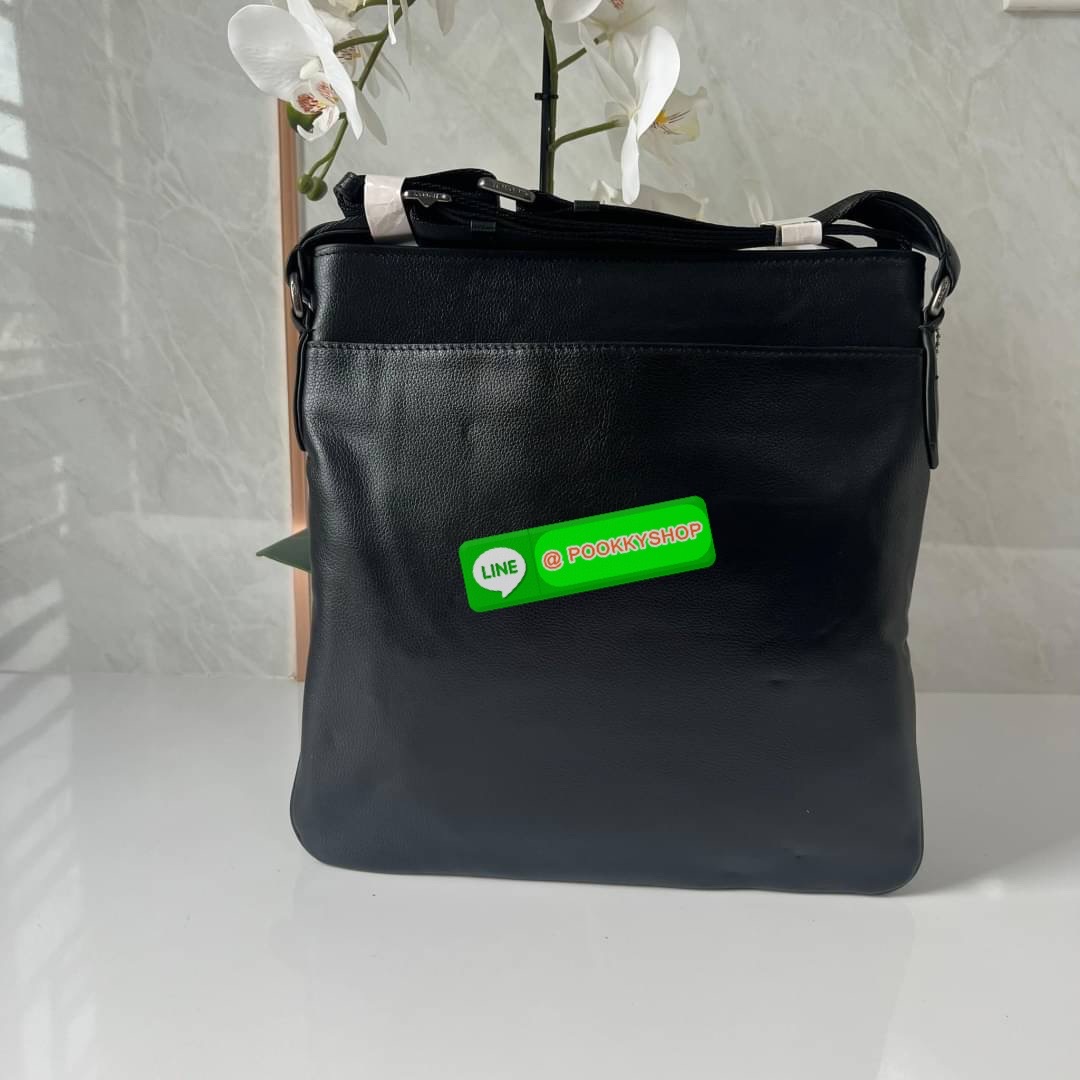 COACH F26068 CHARLES CROSSBODY IN SIGNATURE CANVAS WITH VARSITY STRIPE 🔖กระเป๋าสะพายและคอสบอดี้ โดดเด่นด้วยแทบตัดสีฟ้า 🔖วัสดุ:หนังแคนวาสตัดหนังแท้ 🔖เปิด-ปิดด้วยซิป ภายในมีช่องลับ 2 ช่อง มีช่องซิปแยก 🔖สายสะพายสามารถปรับระดับ