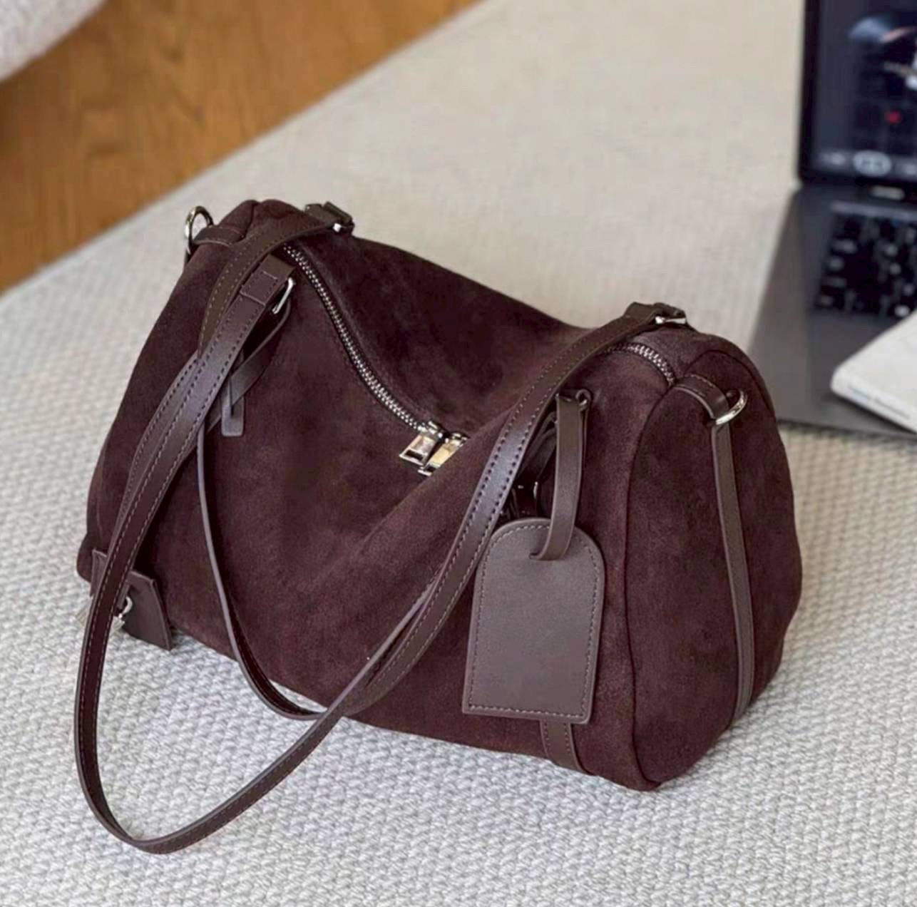 กระเป๋าทรง hobo suede bag ดีไซน์เรียบแต่ดูแพงสุดๆ งานหนังกลับนุ่มมือ ผสมกับสายหนังเรียบเนียนคุณภาพดี ให้ฟีลหรูมีคลาสแบบมินิมอลยุโรป ใบนี้ใช้งานได้จริงทุกวัน ดูดีทั้งถือและสะพาย ทรงนิ่มแต่ไม่ย้วย มีโครงเล็กน้อยช่วยให้ตั้งสวย ช่องซิปหลักเปิดกว้าง หยิบของง่า